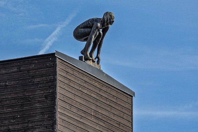 Taksimmare Skulptur på taket till restaurangen Goda Rum i Kumla.