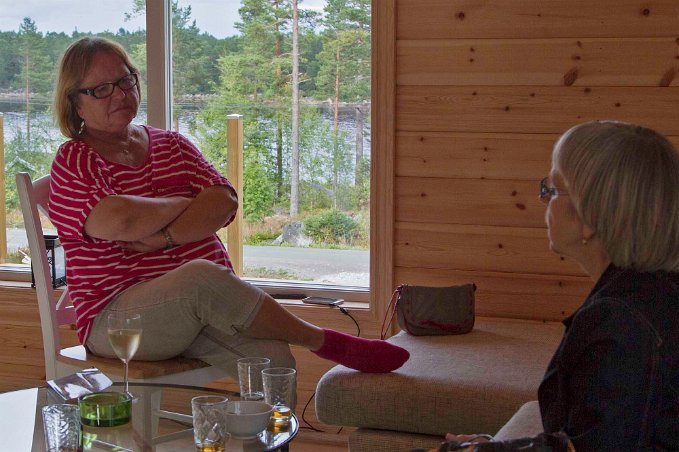 Alice och Kristina i vardagsrummet