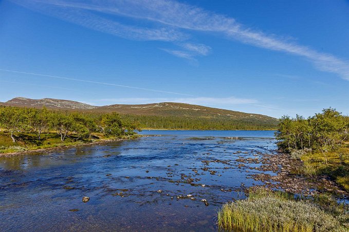 Silverfallet 7,2 km Grövlans utlopp i Grövelsjön under passasgen till Silverfallet. I bakgrunden fjällen i Norge.