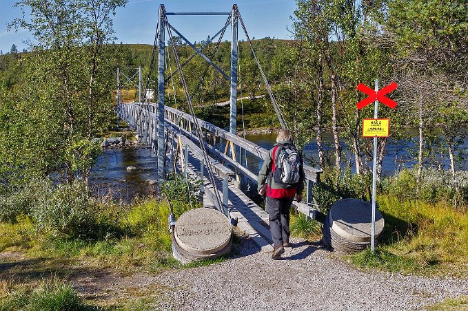 Silverfallet 7,2 km Hängbron över Grövlan mot Silverfallet.
