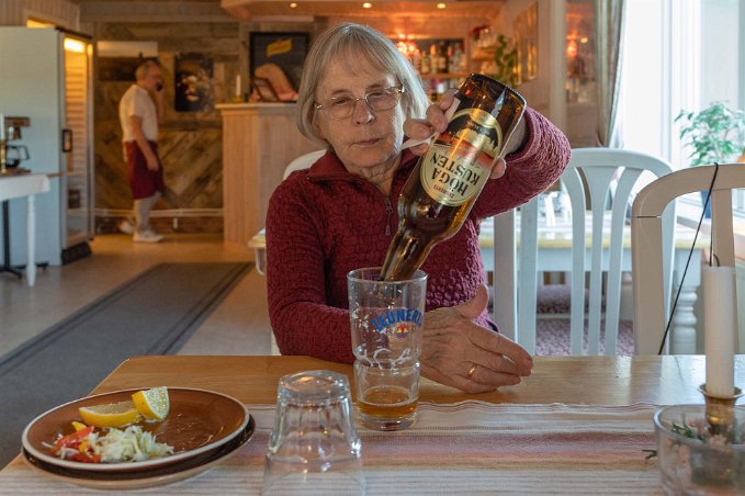 Rödingmiddag Sista ölskvätten efter en efter att ha ätit rökt röding på restaurang Fjällsippan i Ljungdalen.