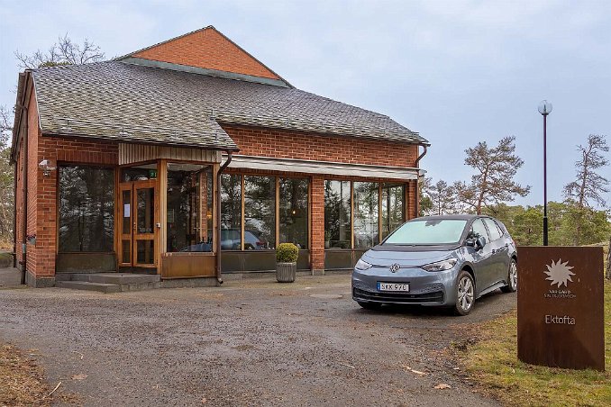 Bilen utanför Ektofta Bilen parkerad utanför hotellbyggnaden Ektofta.