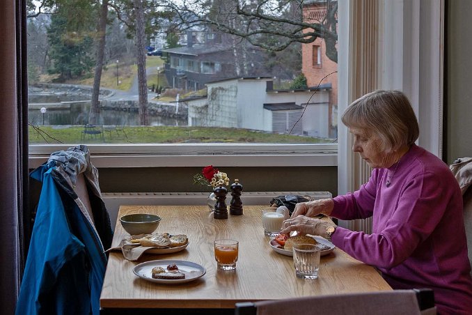 Frukostbord Klart att äa frukost. Utan för i bakgrunden byggnaden Strandtofta med bastu, relax, spa och café.