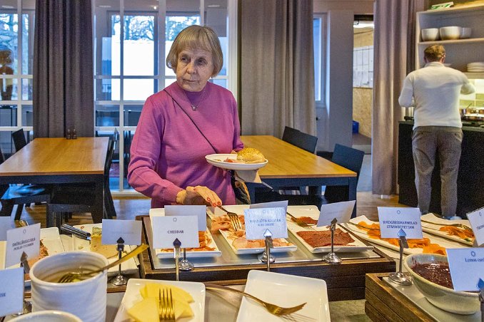 Frukostbuffé Kristina plockar för sig ur den innheållsrika frukostbuffén,.