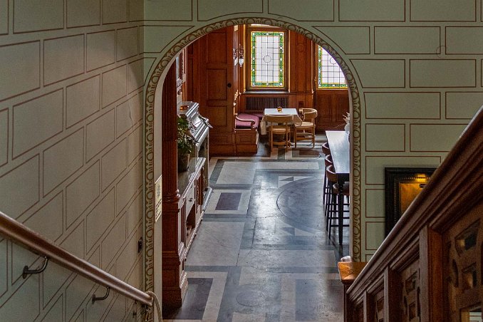 Villa Skärtofta Trappa upp från Sundellhallen till entréhallens övre del.