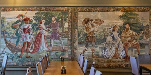 Gobeläng i matsalen Gobeläng i matsalen, efter förlaga av JAG Acke, bla (nr 2 fr v) Båtfärd på Mälaren med Erik XIV och Karin Månsdotteer.