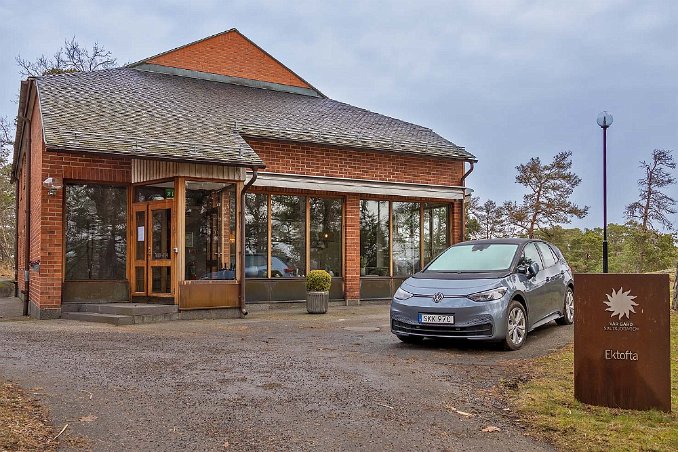Vår Gård - Ektofta parkering Bilen parkerad utanför hotellbyggnaden Ektofta.