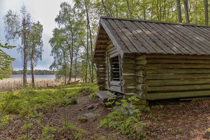 Bjurkärrs naturreservat Ängslada i Bjurkärr, Hallsnäsalyckan; Under sommaren slogs höet i kärren och i strandkanterna. Det torkades och bars in i denna ängslada. När isen lades sig på...