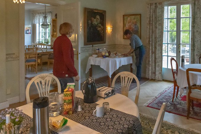 Torne Gård Edith Karlsson serverar vår frukost.