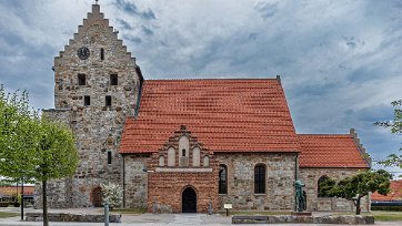 Stadsvandring i Simrishamn När S:t Nicolai kyrka uppfördes är okänt. Äldsta delen är det nuvarande koret som vid uppförandet 1161 bara var ett fiskarkapell. Sedermera byggdes kyrkan ut...