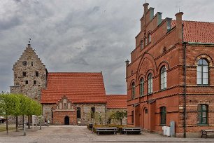 Stadsvandring i Simrishamn S:t Nicolai kyrka, t.v, och Rådhuset.
