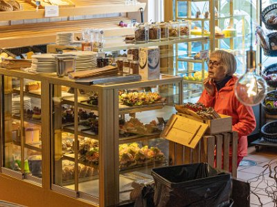 Cafébesök i Simrishamn Efter fika köper vi i kaféet med oss två rostbiffmackor.