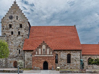 Stadsvandring i Simrishamn När S:t Nicolai kyrka uppfördes är okänt. Äldsta delen är det nuvarande koret som vid uppförandet 1161 bara var ett fiskarkapell. Sedermera byggdes kyrkan ut...