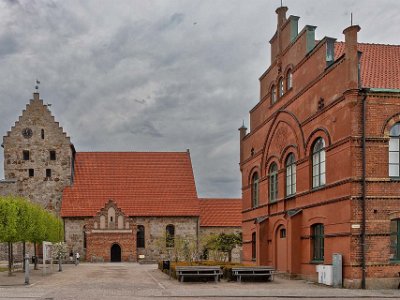 Stadsvandring i Simrishamn S:t Nicolai kyrka, t.v, och Rådhuset.