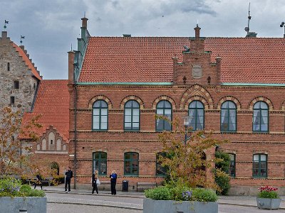 Rådhuset i Simrishamn Rådhuset i nygotik, byggt 1867. T.v S:t Nicoali kyrka.