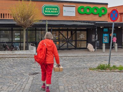 Stadsvandring i Simrishamn Till systembutiken för att köpa två burkar öl till de nyinköpta rostbiffmackorna.