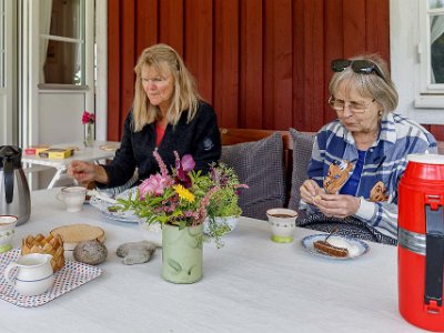 Fika på altanen Hos Erland & Ingrid i Grimsheden, Fengersfors.