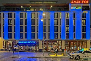 Avalon hotell Detta design-hotell ligger vid torget Kungsportsplatsen, 800 meter från Göteborgs centralstation. 2008 fick hotellet priset för Göteborgs vackraste byggnad.