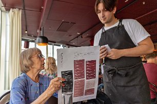 Menydiskussion Kristina rådfrågar om innehållet i menyn i Restaurang Sjö-Rök.