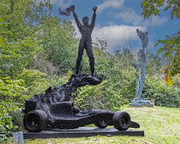 Brixelgården Magiska Senna. Ayrton Senna-skulpturen är uppbyggd i fyra delar. Den första delen är Ayrton Senna, mannen. Den andra delen är bilen, vi valde senare McLaren nr...