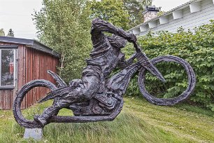 Brixelgården Motorcykelförare, Ove Fundin 2012 Tranås. Skulpturen framställer ögonblicket när speedwayföraren kör ut ur den första kurvan, den bråkdel av en sekund när han...