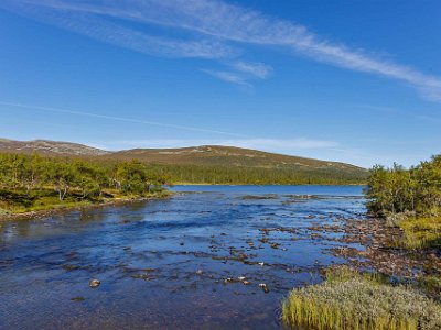 Silverfallet 7,2 km Grövlans utlopp i Grövelsjön under passasgen till Silverfallet. I bakgrunden fjällen i Norge.