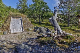 Sommarviste Grövelsjön Lagård av kåtastyp, som Anders och Maria Olsson lät uppföra 1941 till sin två kor. Platsen var lämplig för renens vandringar. Dessutom var det nära till vatten...