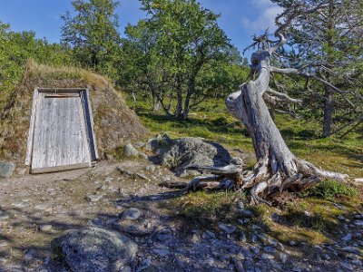 Sommarviste Grövelsjön Lagård av kåtastyp, som Anders och Maria Olsson lät uppföra 1941 till sin två kor. Platsen var lämplig för renens vandringar. Dessutom var det nära till vatten...