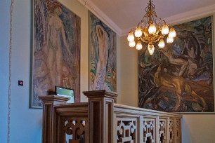 Vår Gård – Törneman-tavlor Målningar av Axel Törneman (1880-1925), en av de första svenska expressionistiska konstnärerna. Till höger trappan ned till restaurangbyggnaden.