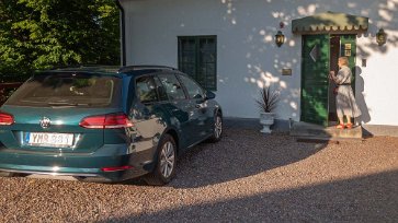 Tillbaka till rummet Klostergården med vårt rum och bilen nära parkerad.