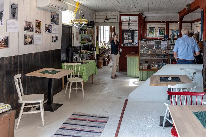 Café Östergården Fika i en renoverad ladaugård.