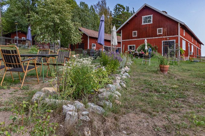 Café Östergården Trädgården vid Café Östergården – en gammal sörmländsk gård från början av 1800-talet.