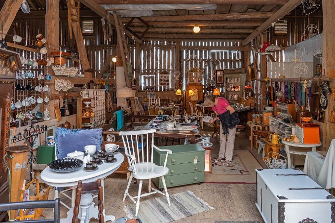 Prylmagasin Prylar av alla de slag i en lada vid en gammal sörmländsk gård från början av 1800-talet.