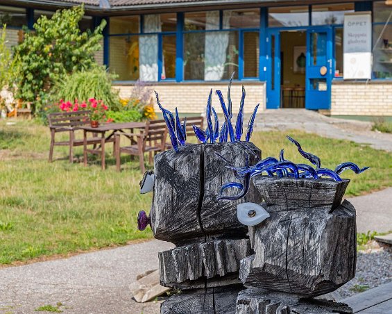 Skeppsta glashytta 180816-12 Hyttan är inrymd i Skeppsta skola.