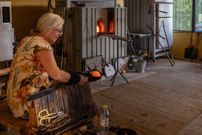 Ebba von Wachenfeldt i sin glashytta. Ebba von Wachenfeldt, född 1959 i, svensk glaskonstnär, glasblåsare och formgivare. Hennes glaskonst karakteriseras av blåst och skulpterat glas med ett...