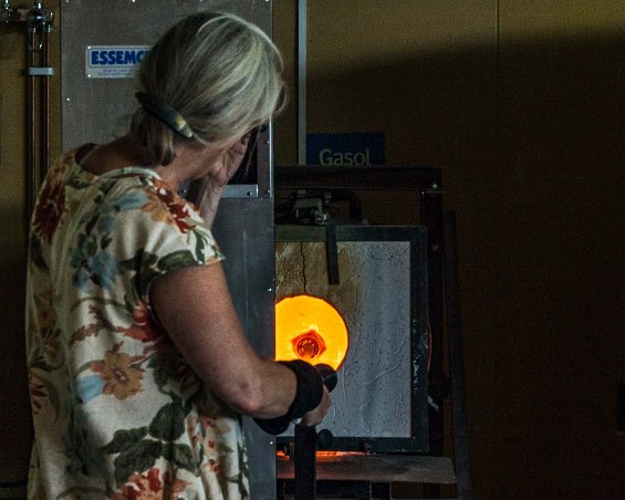 Skeppsta glashytta Ebba von Wachenfeldt i sin glashytta.