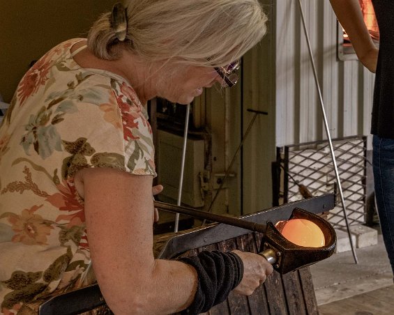 Skeppsta glashytta Ebba von Wachenfeldt i sin glashytta. –Vi blåser och säljer glas. Bruksföremål och konstglas. Vi anordnar kurser och företagsevenemang i glasblåsning.