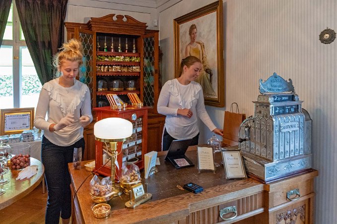 Sternerborgs chokladfabrik Chokladbutik i sekelskiftsmiljö med egen tillverkning av färska praliner och färsk italiensk glass.