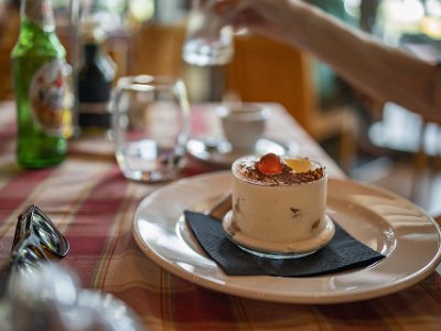 Tirana-fika En utsökt god tiramisu efter lunchen i T irana.