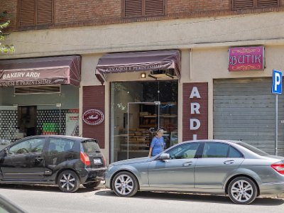 Gatubild i Tirana Ett bageri och café kolla sin under jakten på fikaställe i Tirana.