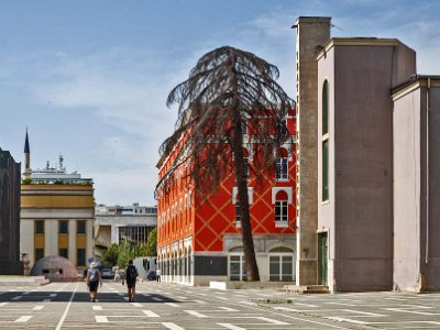 Tirana I bakgrunden en gammal kommunisbunker som numera är ingången till en konstmuseum.