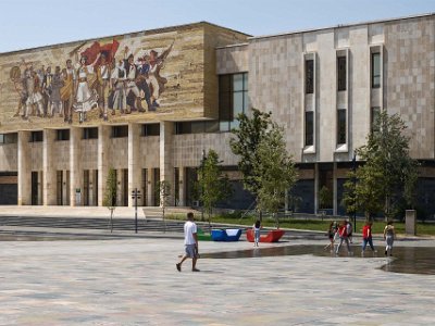 Tirana Historiska nationalmuseet vid Skanderbeg Square, huvudtorget i Tirana.