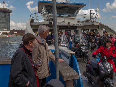 Färja över sjön Het IJ Dags att stiga ombord på färjan över Het IJ – en sjö, tidigare en vik i den nederländska provinsen Noord-Holland. Det är känt för att vara Amsterdams sjösida.