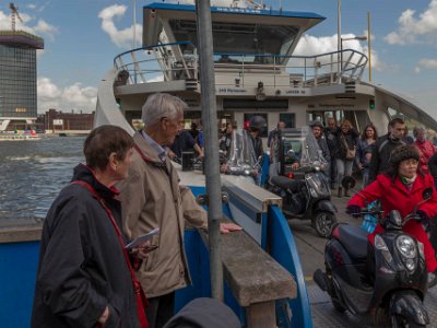 Färja över sjön Het IJ Dags att stiga ombord på färjan över Het IJ – en sjö, tidigare en vik i den nederländska provinsen Noord-Holland. Det är känt för att vara Amsterdams sjösida.