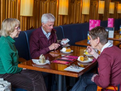 Amsterdam centralstation Fika i stationskaféet efter ankomsten till Amsterdam