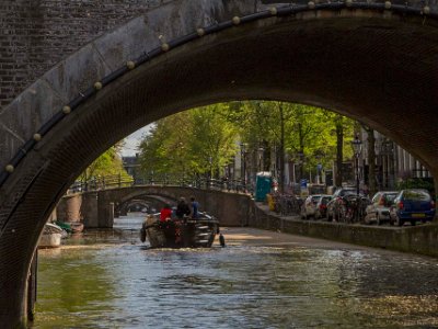 På Amsterdams kanaler Fem broar kan ses från kanalbåten