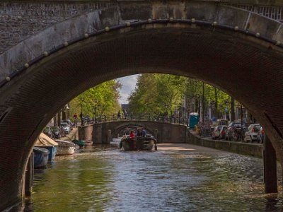 På Amsterdams kanaler Fem broar kan ses från kanalbåten