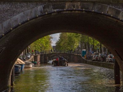 På Amsterdams kanaler Fem broar kan ses från kanalbåten