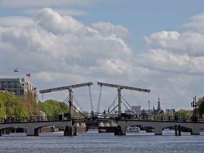 Slussbro i Amsterdams kanaler Slussbro i Amsterdams kanaler