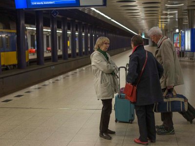 Tågväntan på Schiphol Väntan på tåget in till Amsterdams centrum